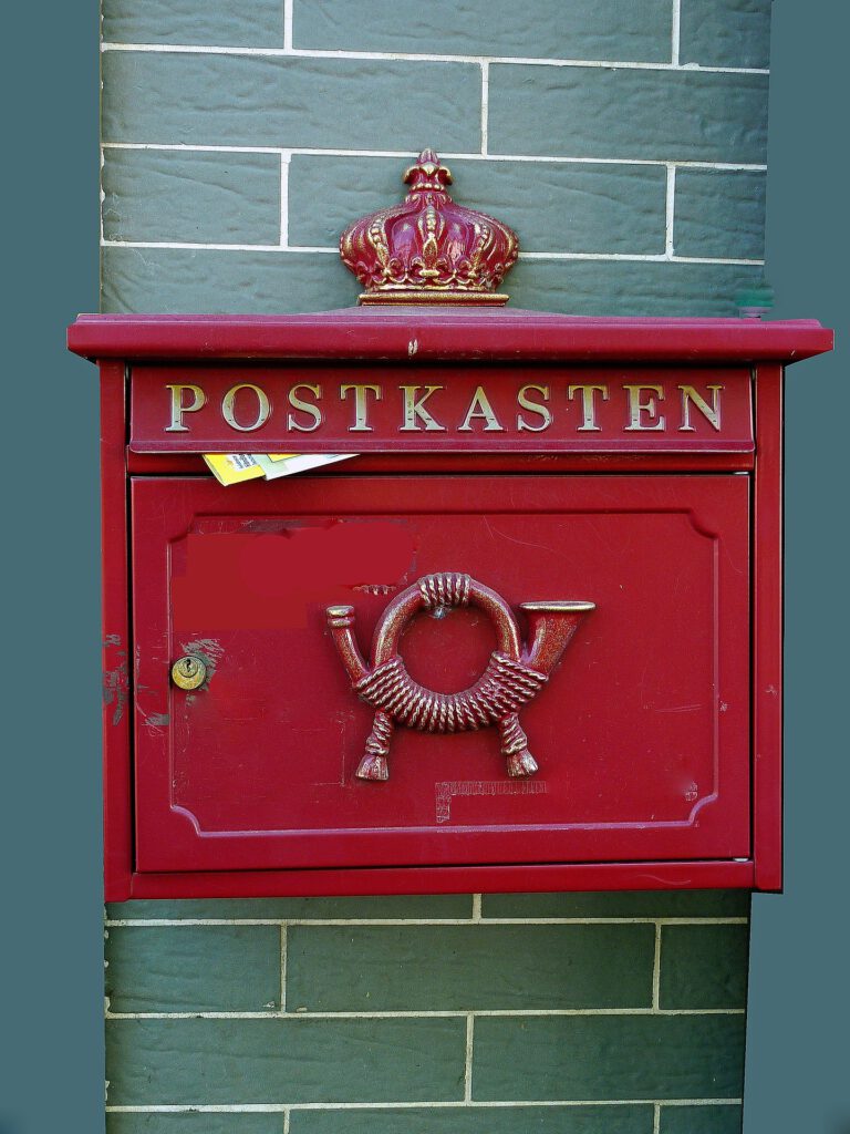 roter Postkasten mit Krone und Posthorn