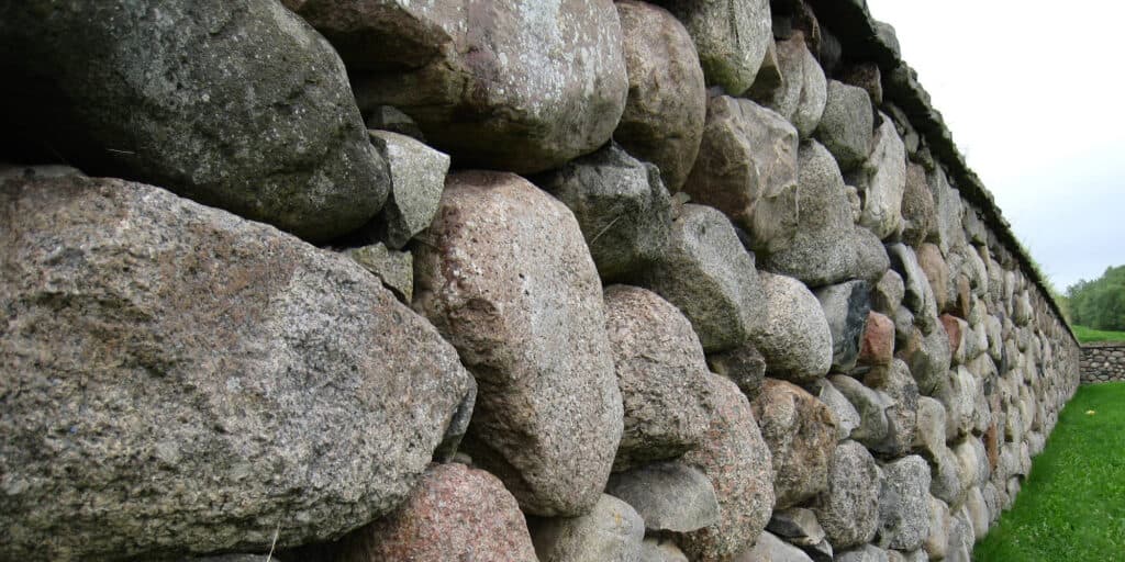 Natursteinmauer mit Findlingen