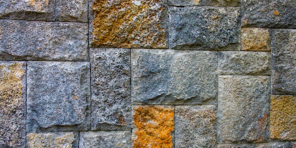 Natursteinmauer aus kristallinem Stein