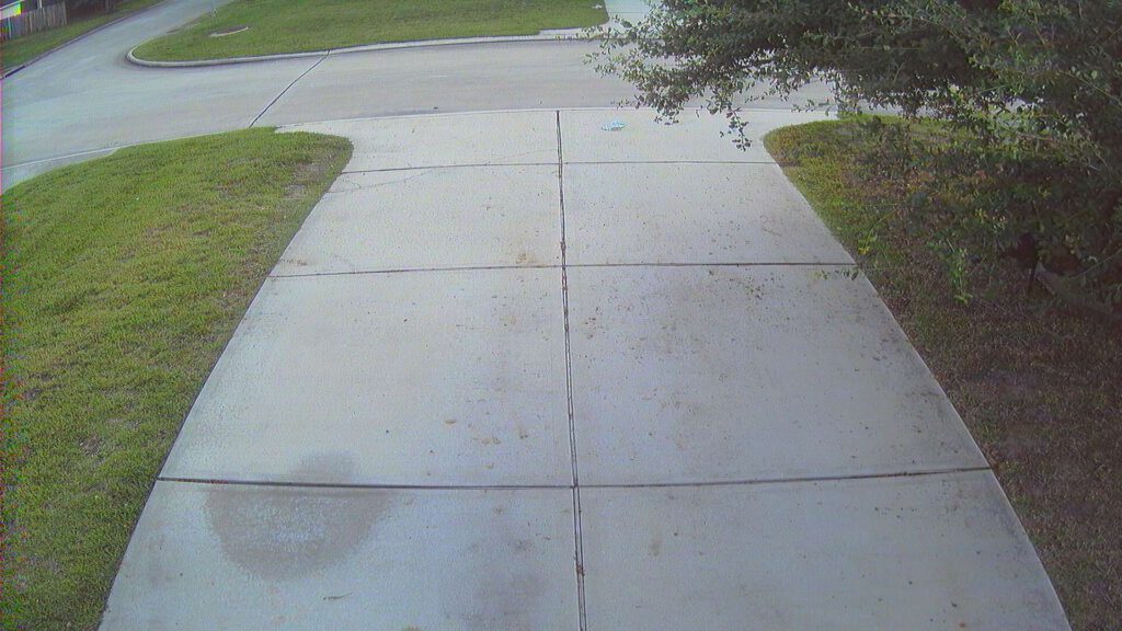 Blick einer gehackten Kamera auf eine Einfahrt