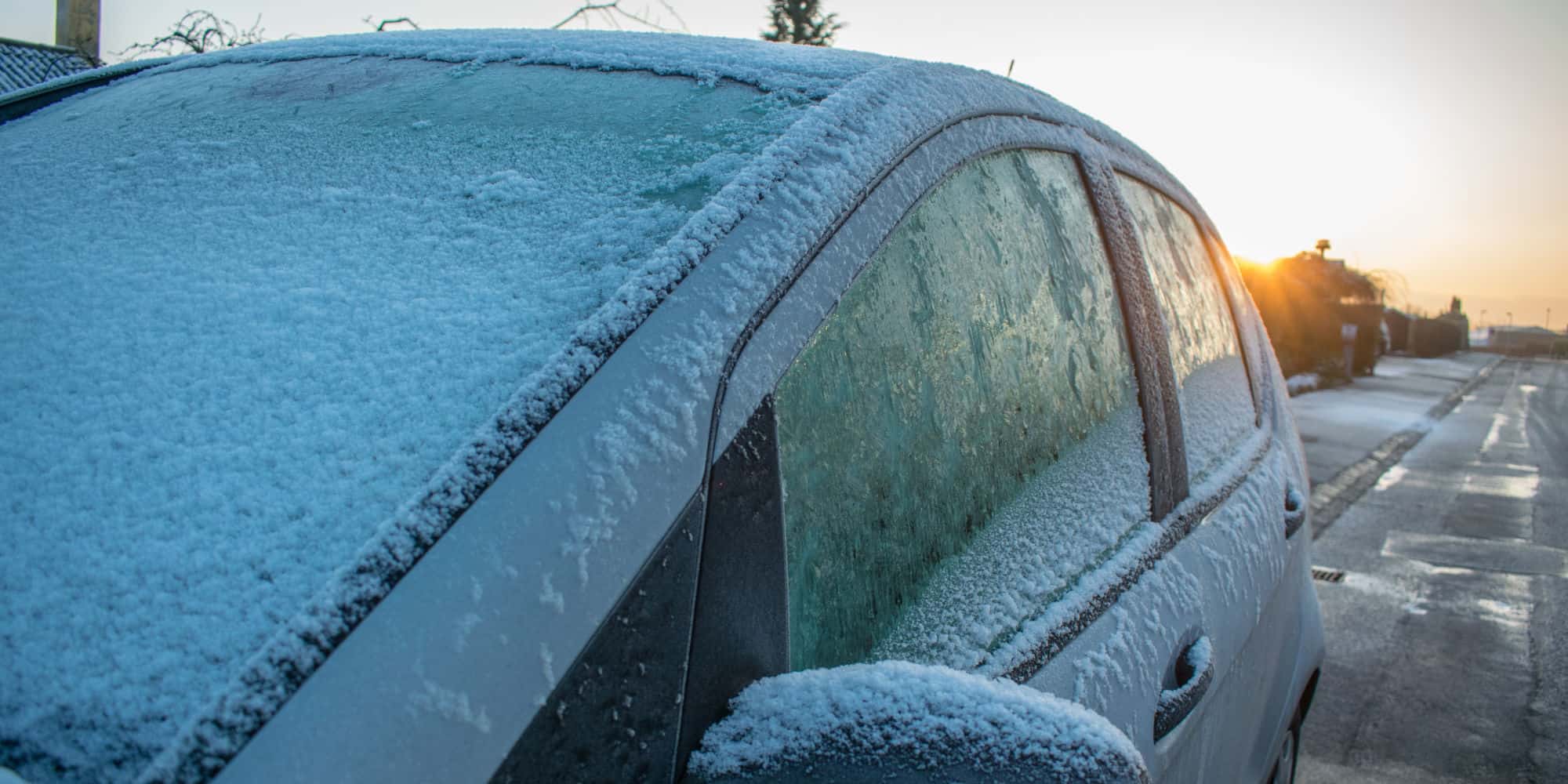 Auto enteisen, Eisregen, Autofenster von Eis befreien