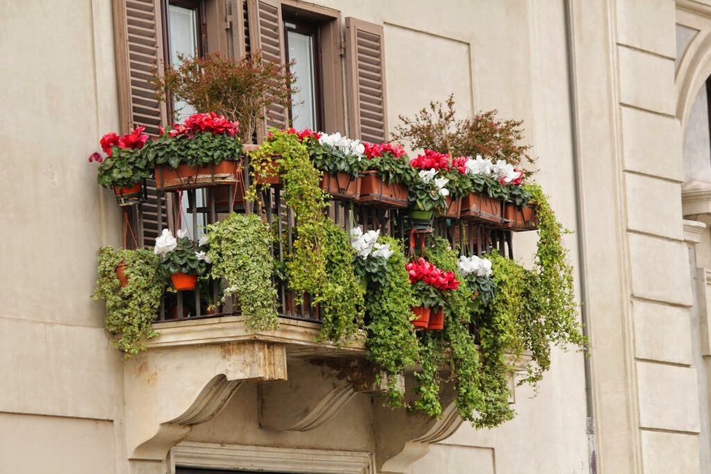 Balkon mit vielen Blumen