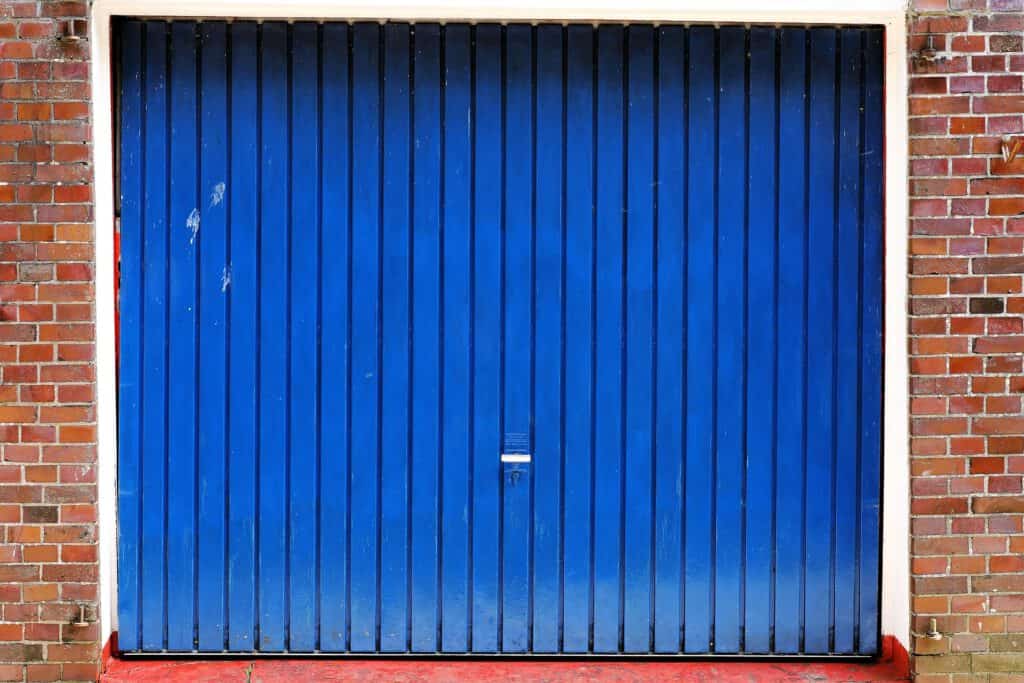 Blaues Schwingtor einer Garage geschlossen