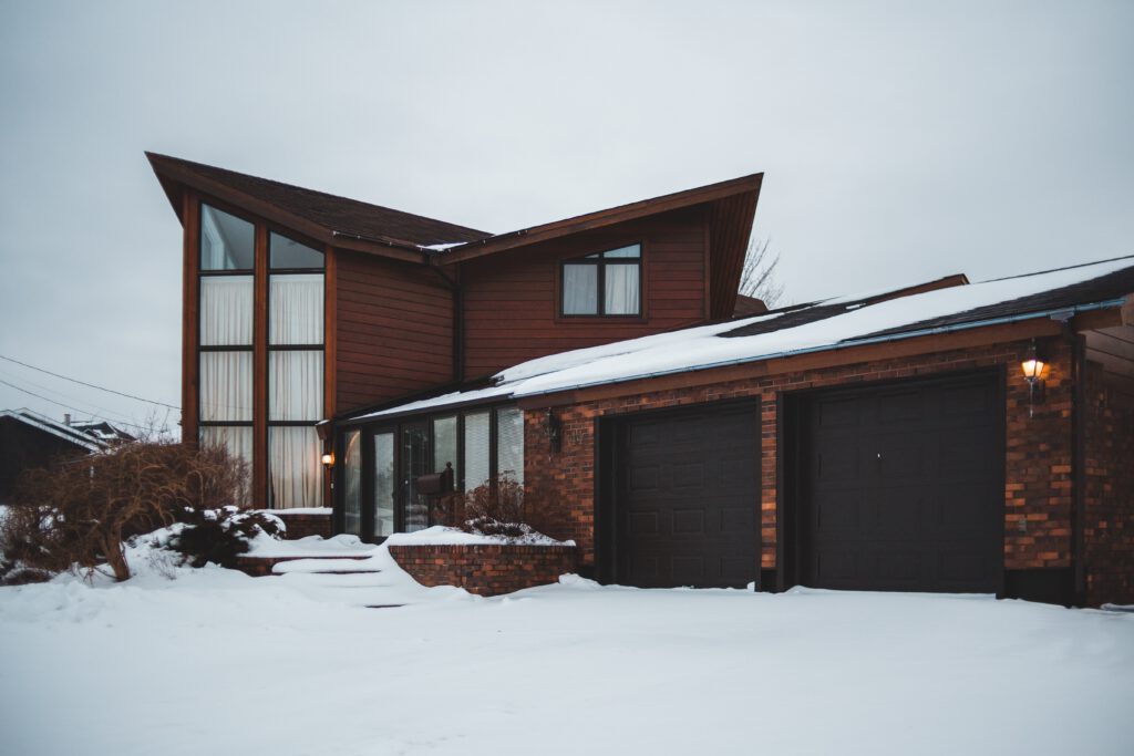 Ein besonderes Haus mit Doppelgarage im Schnee