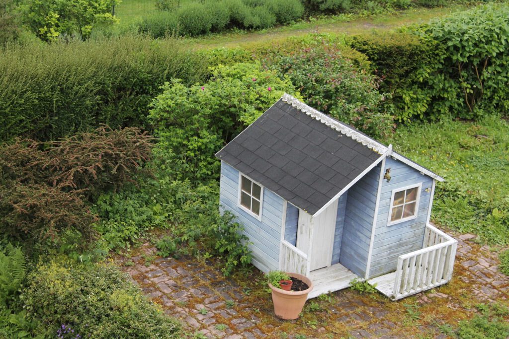 Hellblaues Gartenhaus mit Dachpappe