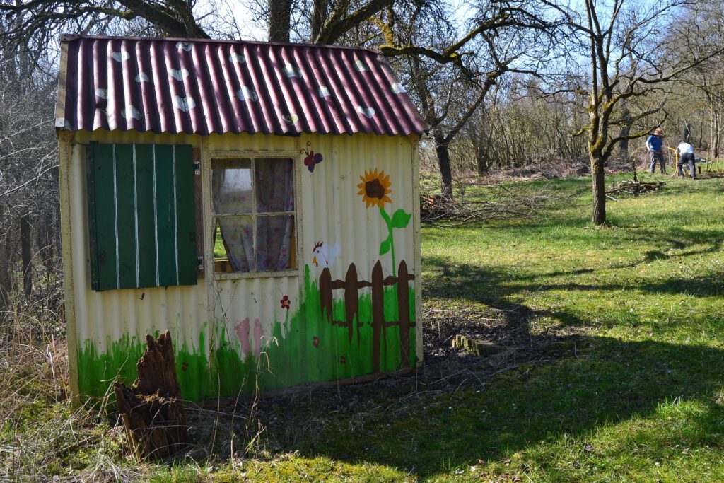 kleines Gartenhaus aus Wellblech bemalt