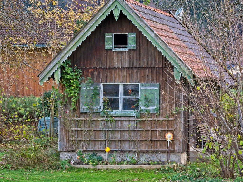 Gartenhaus aus Holz mit Giebel