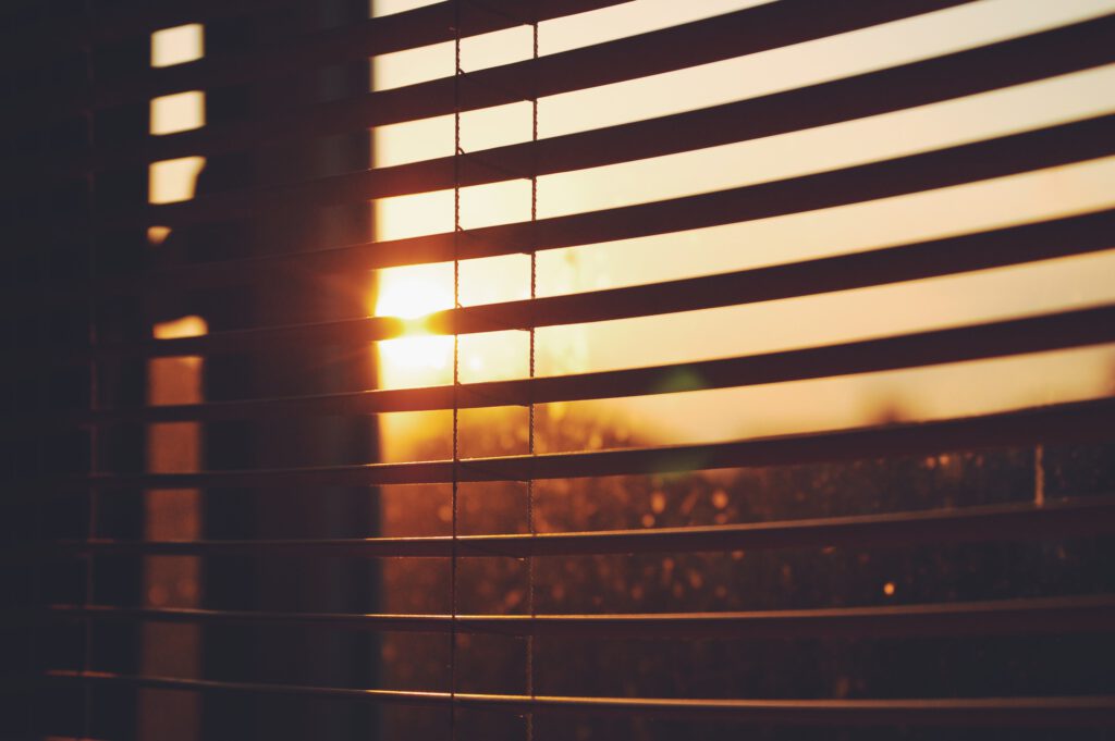 Rollo am Fenster bei Sonnenuntergang