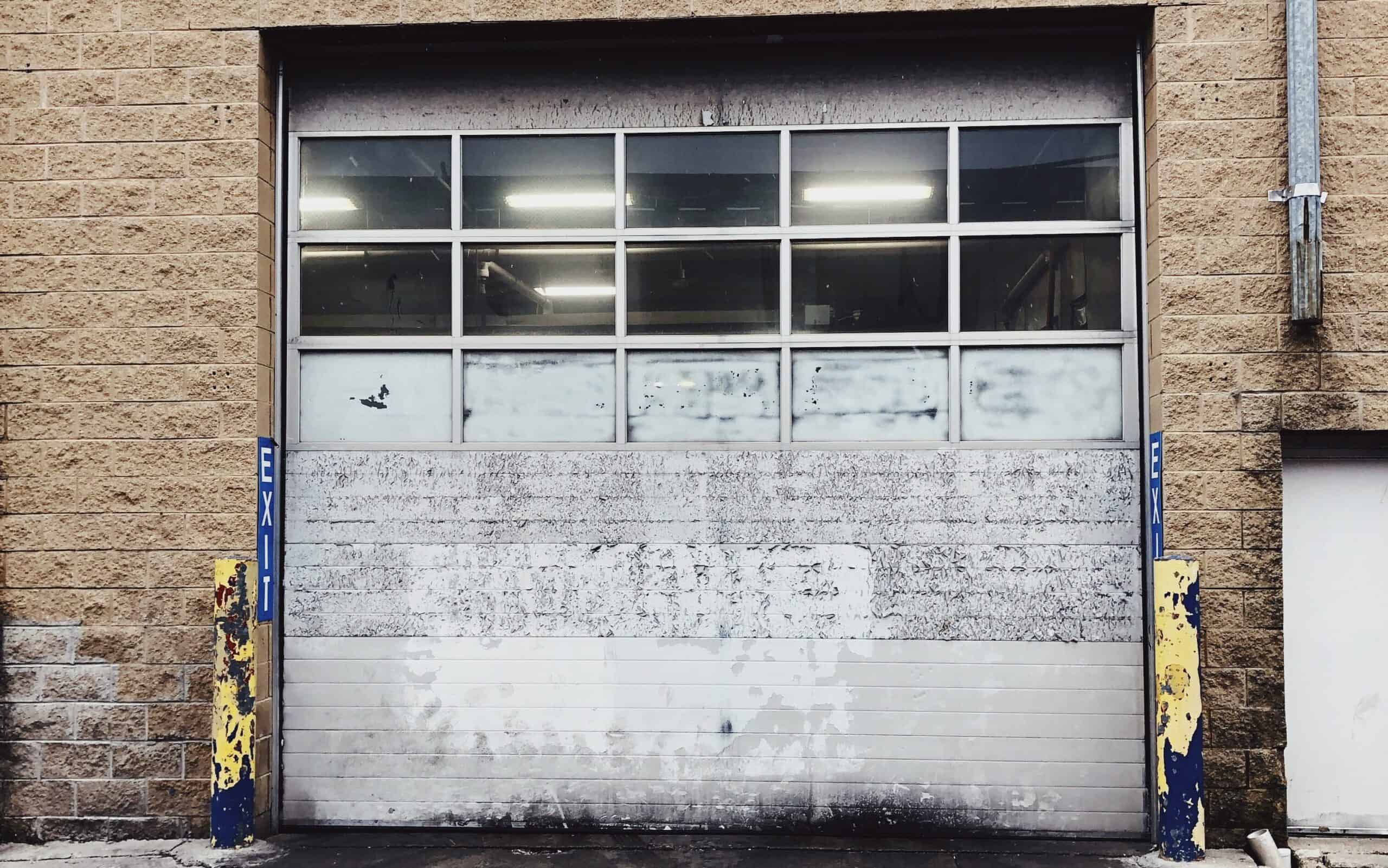 Sektionaltor Garage mit Fenstersegmenten