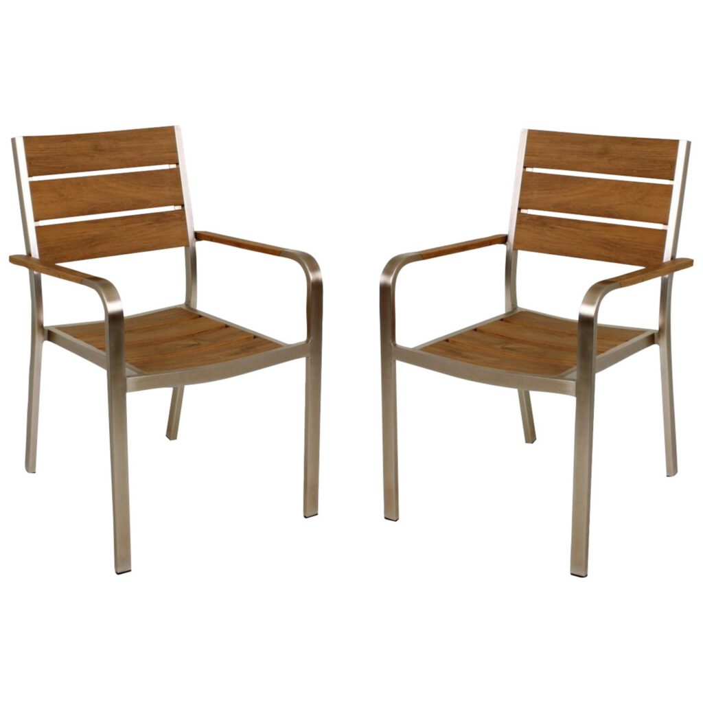 Zwei Stühle aus Holz und Metall